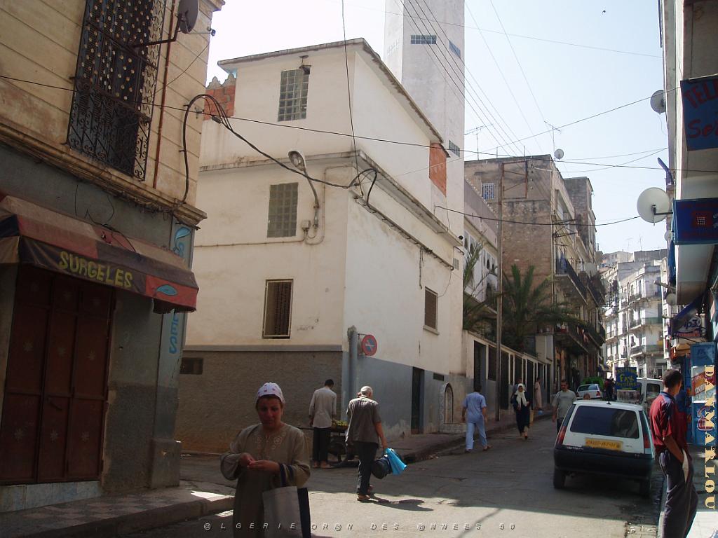 ORAN AOUT 2006 RUE ARAGO LA MOSQUEE RUE ADJ GABAIG.JPG